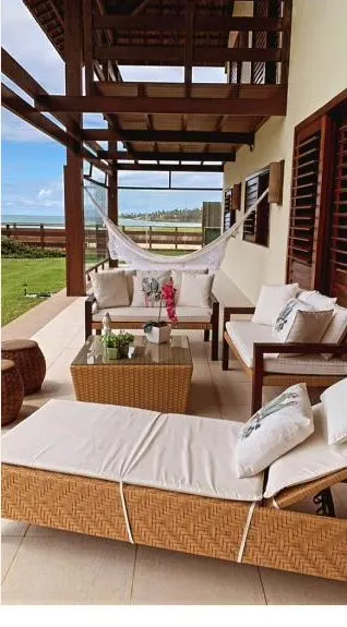 Varanda com rede e vista para o mar