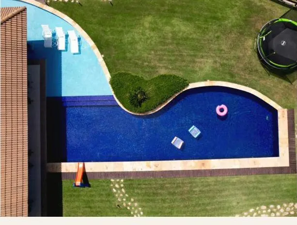 Vista aérea da piscina em dois níveis