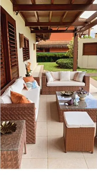 Varanda com sofás e vista para o jardim