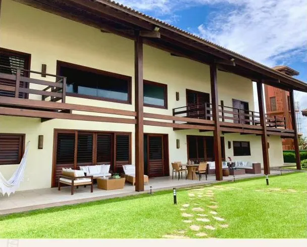 Fachada da casa vista do jardim