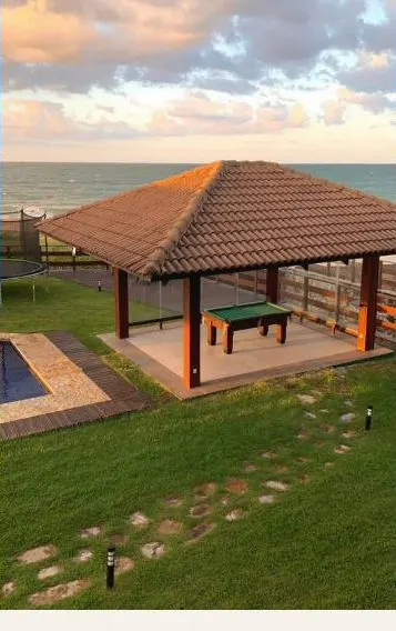 Mesa de sinuca com vista para o mar