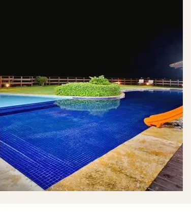 Piscina iluminada à noite